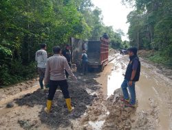 Polres OKI dan Warga Gotong Royong Perbaiki Jalan Cengal-Sungai Jeruju, Manfaatkan Bongkaran Tol
