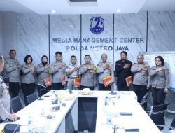 Humas Polda Metro Jaya Beri Penghargaan Kepada Kasi Humas dan Personel Berprestasi