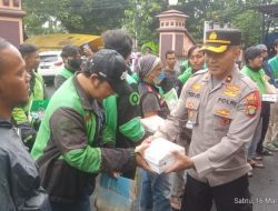 Bagikan Sembako ke Ojol Dan Anak Yatim Giat Polres Metro Jaksel di Ramadhan