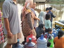 Polres OKI Melalui Polsek Air Sugihan Bantu Air Bersih Kebutuhan Masyarakat