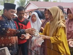 Bahagianya Masyarakat Dapat Daging Kurban Dari Calon Bupati Banyuasin H Askolani
