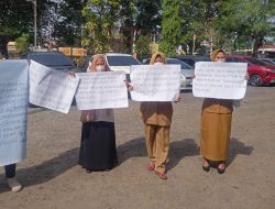 Dianggap Takbisa Menyelesaikan Persoalan, Para Guru SD Kayuagung Demo Disdik OKI