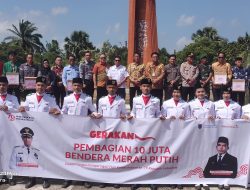 Pemkab OKI Bagikan 1.500 Bendera Merah Putih
