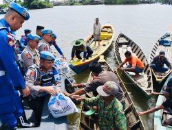 Dengan Kapal Ditpolairud, Karo Provoost Div Propam Polri Susuri Sungai Musi Berbagi Sembako ke Nelayan dan Masyarakat