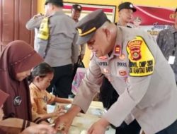 Polres Banyuasin Bagaikan Makanan Sehat Bergizi Kepada Pelajar SDN 28 Kecamatan Rantau Bayur
