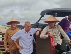 Pj. Bupati Banyuasin Panen Raya Dengan Menko Bidang Pangan RI Di Tanjung Lago