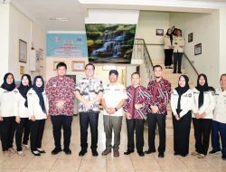 Pj Bupati Banyuasin Serah Terima Mobil Damkar, Sekaligus Musnahkan Arsip Berusia 10 Tahun