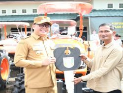 Pj Bupati Banyuasin Serahkan 42 Unit TR4 Dari Kementan ke Poktan