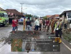Cegah Kecelakaan, Polantas Muba Timbun Jalan Berlubang Bersama Masyarakat dan PT Astaka Dodol