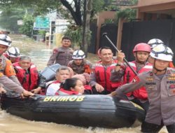 Jabodetabek Darurat Banjir Brimob Sebar Anggota Ketitik Banjir, Evakuasi Anak-Anak dan Lansia