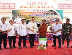 Gas Program Peioritas, Bupati Muchendi Salurkan Pupuk untuk Petani Sawit
