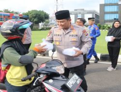 Pembagian Takjil & buka Puasa bersama Polda Sumsel dan media sebagai wujud Polri untuk masyarakat