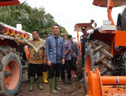 Gas Target Swasembada Pangan Prabowo, Bupati OKI Salurkan Ratusan Alsintan