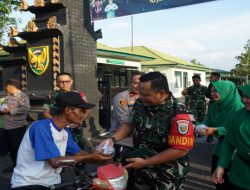 Kodim 0402/OKI Bersama Polres OKI Bagikan Takjil untuk Berbuka Puasa di Bulan Ramadan