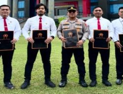Tuntas Ungkap Kasus Curas di Keban 1, Kapolsek dan Anggota Polsek Sanga Desa Terima Pin Emas Kapolda Sumsel