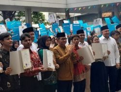 Pramono Anung Serahkan 1.238 ijazah Pada siswa Dalam Program Pemutihan Ijazah