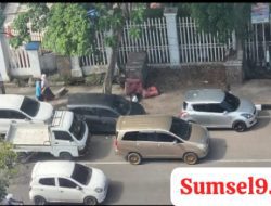 Parkir Berlapis Di Depan Kantor Dirlantas Jalan POM IX, Diduga Dallops Dishub Palembang Tak Berani Gembosi, Gembok Kendaraan R4