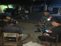 Perkuat Sinergi Dengan Warga Jaga Keamanan, Babinsa Laksanakan Patroli Malam