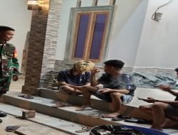 Patroli Siskamling di Desa Jerambah Rengas, Babinsa Koramil 402-11/Tulung Selapan Ajak Linmas dan Warga Jaga Lingkungan