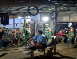 Jalin Komunikasi Sosial dengan Warga, Babinsa Koramil 402-02/Pedamaran Gelar Patroli/Siskamling Bersama Komduk di Desa Pedamaran VI