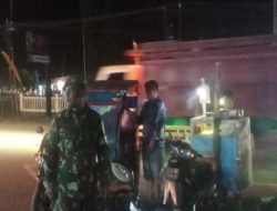 Patroli Siskamling Babinsa Koramil 402-04/Tanjung Raja, Pastikan Keamanan Masyarakat kondusif