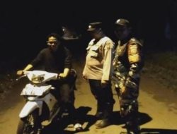 Warga dan Babinsa Koramil 402-05/Muara Kuang Gelar Patroli Siskamling di Kelurahan Muara Kuang