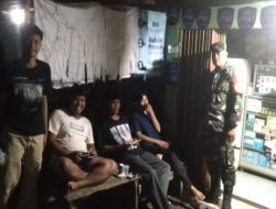 Anggota Babinsa Koramil 402-12/Pemulutan Tingkatkan Keamanan Lewat Patroli dan Pembinaan Siskamling
