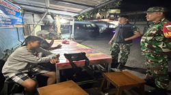 Patroli Siskamling di Desa Serdang Menang, Babinsa Koramil 402-03/SP Padang Ajak Linmas dan Warga Jaga Lingkungan