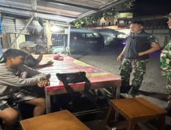 Patroli Siskamling di Desa Serdang Menang, Babinsa Koramil 402-03/SP Padang Ajak Linmas dan Warga Jaga Lingkungan