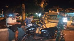 Pastikan Wilayah Aman dan Kondusif Babinsa Koramil 402-06/Tanjung Batu Gelar Patroli Siskamling