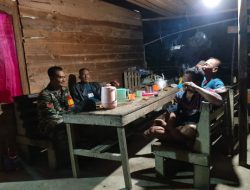 Tingkatkan Kesadaran Masyarakat Babinsa Koramil 402-11/Tl Selapan Bersama Warga Patroli Siskamling Di Desa Lebak Beriang