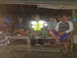 Dua Babinsa Koramil 402-06/Tg Batu Bersama Warga Patroli Siskamling di Wilayah Ketiau