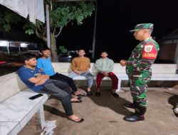 Perkuat Keamanan, Babinsa 402-06/Tg Batu Patroli Siskamling di Kelurahan Payaraman Timur