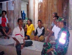 Babinsa 402-03/SP Padang Ajak Warga Patroli Siskamling Di Wilayah Binaannya