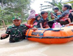 Sigap, Babinsa Lempuing Koramil 402-10/Kayuagung Kodim 0402/OKI Evakuasi Warga Terjebak Banjir