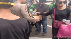 Tunjukkan Pendekatan Humanis dengan Membagikan Makanan Ringan kepada Massa Aksi Ojol di Sekitar Kedubes AS