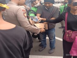Tunjukkan Pendekatan Humanis dengan Membagikan Makanan Ringan kepada Massa Aksi Ojol di Sekitar Kedubes AS