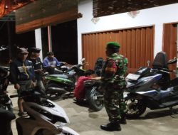Pentingnya Jaga Keamanan Lingkungan Pada Malam Hari Babinsa Koramil 402-03/SP Padang Lakukan Patroli Malam