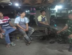 Libatkan Warga, Babinsa Koramil 402-04/Tg Raja Laksanakan Patroli Siskamling