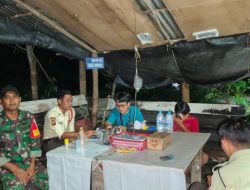 Perkuat Keamanan, Babinsa 402-11/Tulung Selapan Patroli Siskamling Menyapa Warga Desa Sungai Ketupak