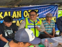 Sambil Lesehan Kasat Lantas Polres OKI Edukasi Tukang Ojek Soal Keselamatan Berkendara