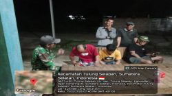 Gaungkan Lingkungan Aman, Babinsa 402-11/Tl Selapan Patroli Siskamling Desa Tulung Selapan