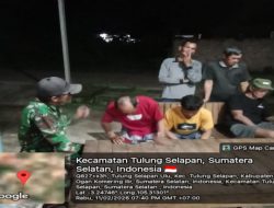 Gaungkan Lingkungan Aman, Babinsa 402-11/Tl Selapan Patroli Siskamling Desa Tulung Selapan