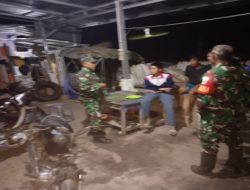 Cegah Gangguan Kamtibmas, Babinsa Tanjung Batu Turun Malam Hari Hidupkan Siskamling