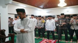 Kapolda Sumsel Laksanakan Sholat Tarawih di Masjid Al Faruq Polres OKI, Perkuat Silaturahmi dan Spiritualitas Personel