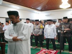 Kapolda Sumsel Laksanakan Sholat Tarawih di Masjid Al Faruq Polres OKI, Perkuat Silaturahmi dan Spiritualitas Personel
