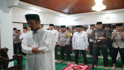 Kapolda Sumsel Laksanakan Sholat Tarawih di Masjid Al Faruq Polres OKI, Perkuat Silaturahmi dan Spiritualitas Personel