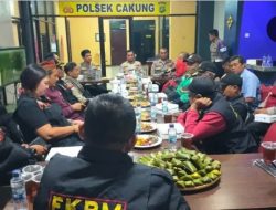Kapolsek Cakung AKP ANDRE TRY PUTRA,S.I.K.,M.H Melaksanakan Buka Puasa Bersama Masyarakat