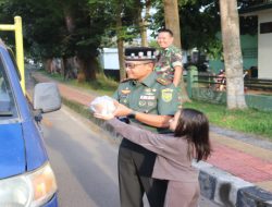 Hangatkan Ramadan, Kodim 0402/OKI-OI Bersama Persit Bagikan Takjil Gratis untuk Warga OKI