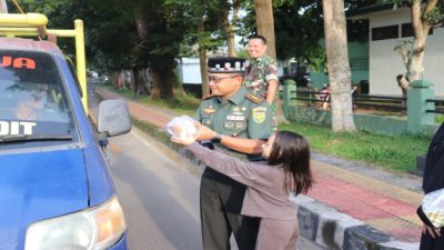 Hangatkan Ramadan, Kodim 0402/OKI-OI Bersama Persit Bagikan Takjil Gratis untuk Warga OKI